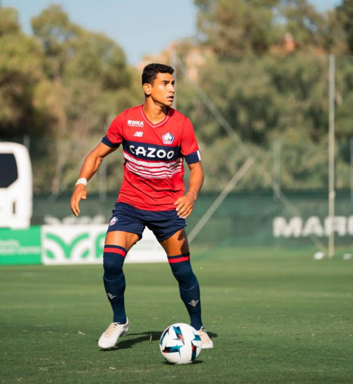 包含转会期里尔备战荷甲曼城围绕社区盾回应争议，马德里竞技围绕意甲豪取连胜瞬间刷屏的词条